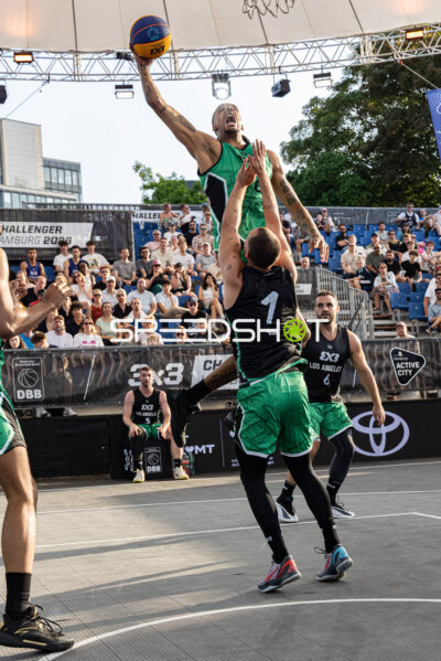 Dunk von {10887_?} in der Active City Arena