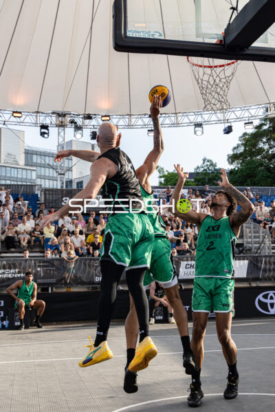 Sprungwurf von Roman Bedime (35; Aachen GER) gegen Kostja Mushidi (11; Aachen GER)