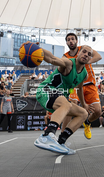 Zweikampf um den Ball in der Active City Arena
