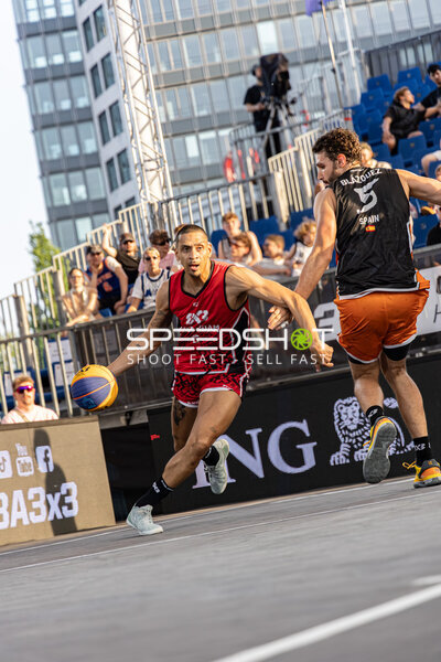 Dribbling und Verteidigung in der Active City Arena