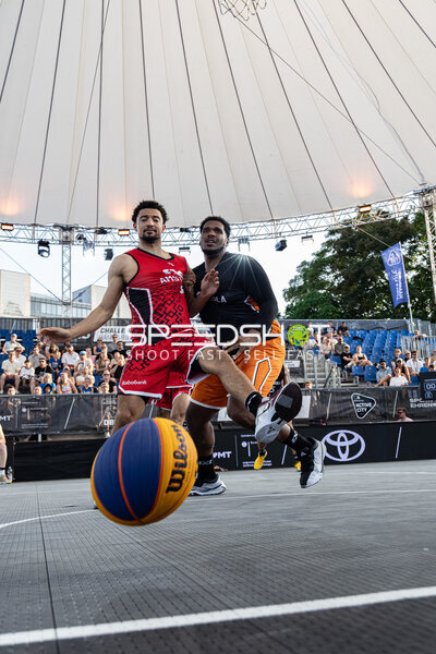 Zweikampf um den Ball in der Active City Arena