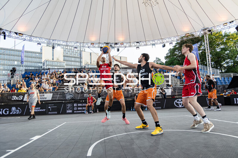 Dunkversuch in der Active City Arena