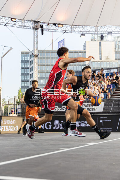 Dribbling und Verteidigung in der Active City Arena