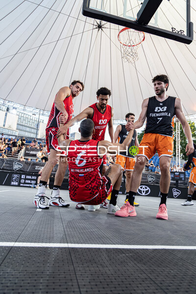 Spieler helfen bei 6; Amsterdam RABOBANK NED in der Active City Arena