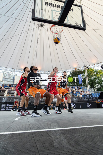 Ball im Korb bei FIBA 3x3 Hamburg Challenger