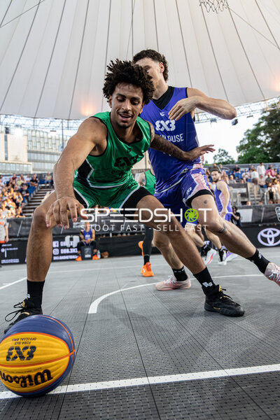 Zweikampf um den Ball in der Active City Arena