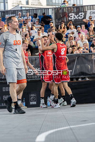 Spieler feiern in der Active City Arena