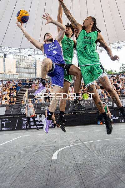 Sprungwurf und Verteidigung in der Active City Arena