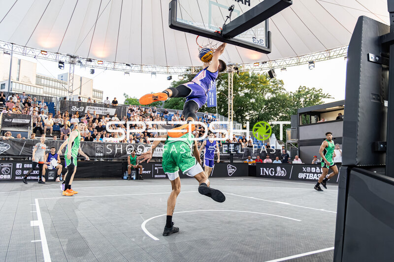 Dunk von 7; Toulouse FRA über Kevin Yebo (0; Aachen GER)