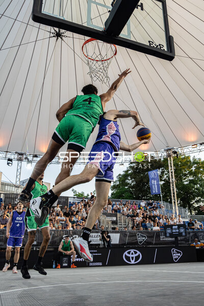 Dunkversuch in der Active City Arena