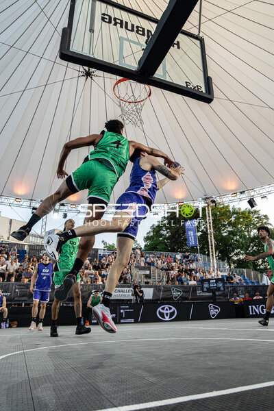 Dunk-Versuch mit Verteidigung