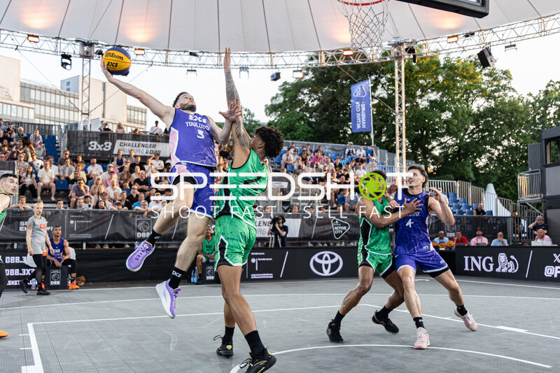 Dunk von 3; Toulouse FRA gegen Kostja Mushidi (11; Aachen GER) und Kevin Yebo (0; Aachen GER)