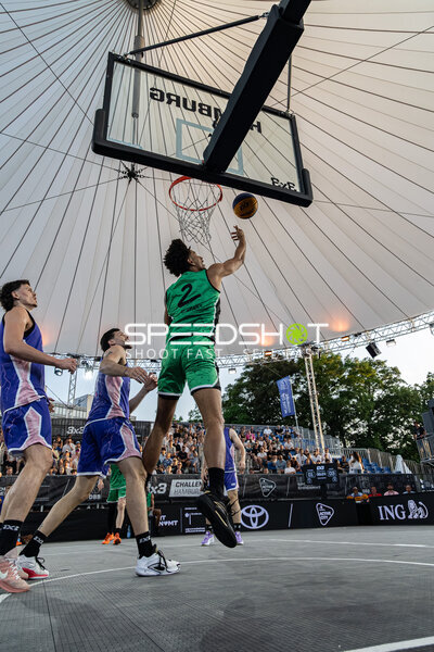 Dunk von 2; Aachen GER in der Active City Arena