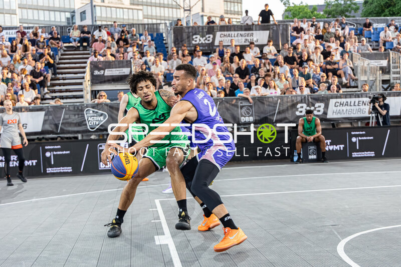 Zweikampf um den Ball in der Active City Arena