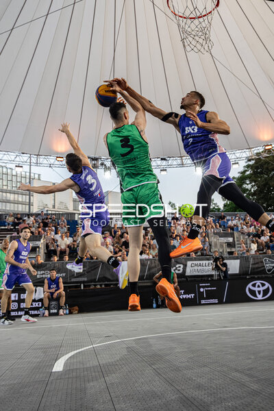 Sprungwurf und Block in der Active City Arena