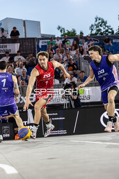 Zweikampf zwischen 4; Toulouse FRA und 1; Amsterdam RABOBANK NED