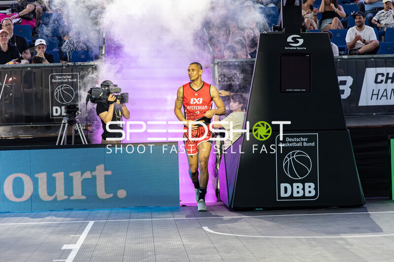 Worthy de Jong (Amsterdam RABOBANK) betritt Active City Arena