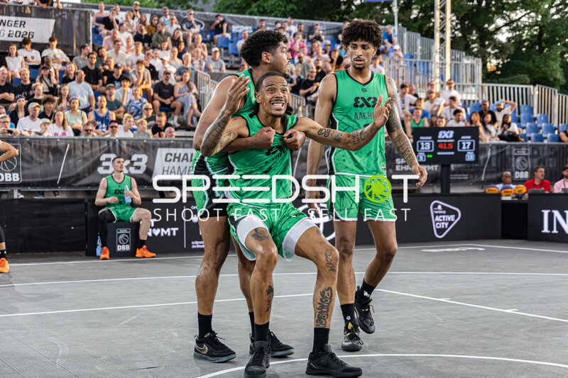 Dynamische Spielszene mit Roman Bedime (35; Aachen GER), Kostja Mushidi (11; Aachen GER) und Kevin Yebo (0; Aachen GER)