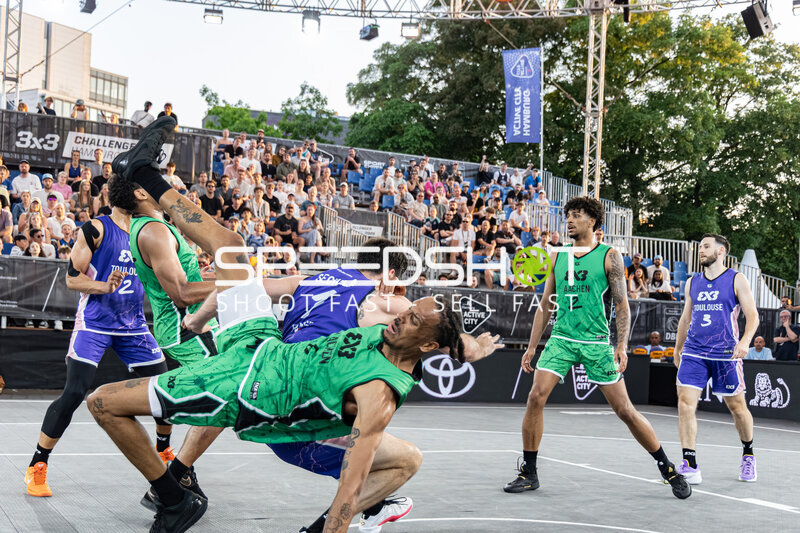 Zweikampf in der Active City Arena
