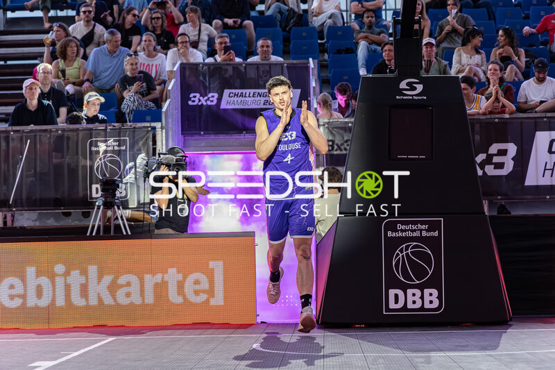 4; Toulouse FRA betritt Spielfeld
