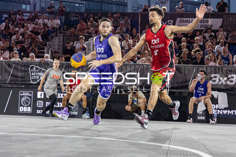 Dribbling und Verteidigung in der Active City Arena