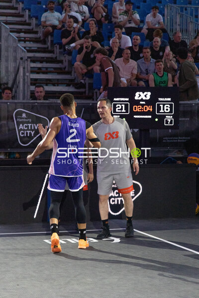 Spieler und Schiedsrichter im Gespräch