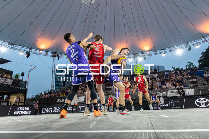 Dreikampf um den Ball in der Active City Arena