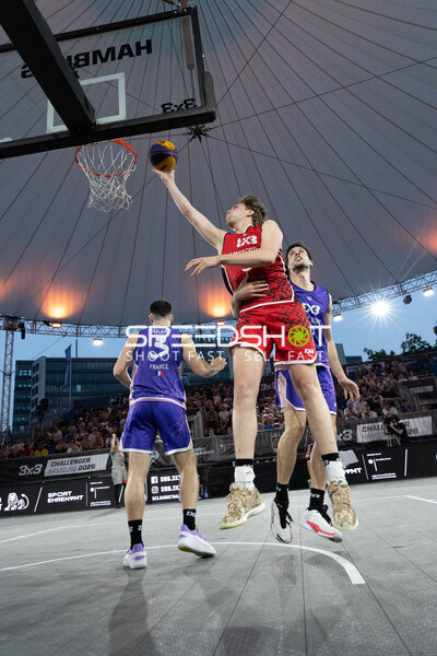 Dunk-Versuch in der Active City Arena
