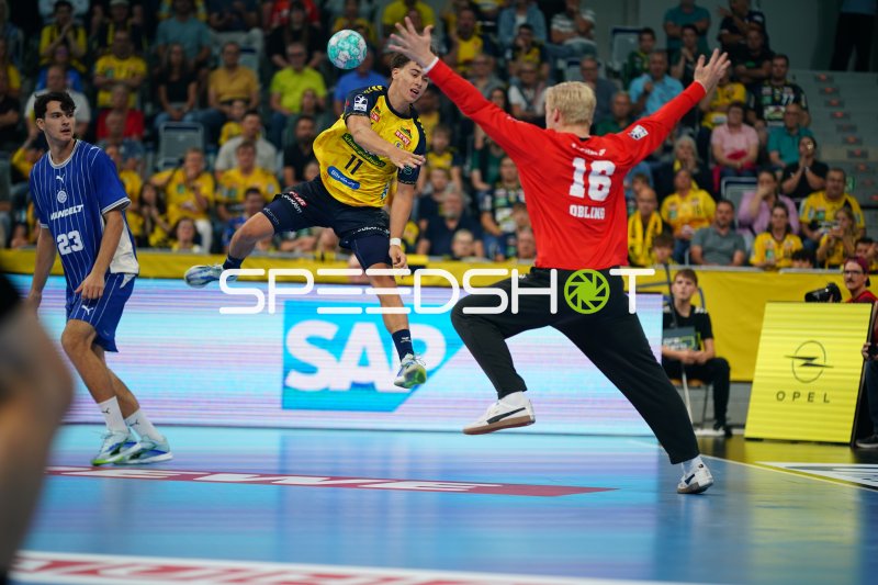 Niclas Mierzwa (#11; Rhein Neckar Löwen) beim Sprungwurf gegen Bertram Obling