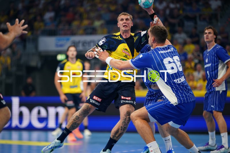 Edwin Aspenbäck (#78; Rhein Neckar Löwen) im Wurf gegen VfL Gummersbach
