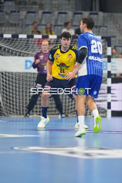 Aron Seesing (#21; Rhein Neckar Löwen) im Zweikampf in der SAP Arena