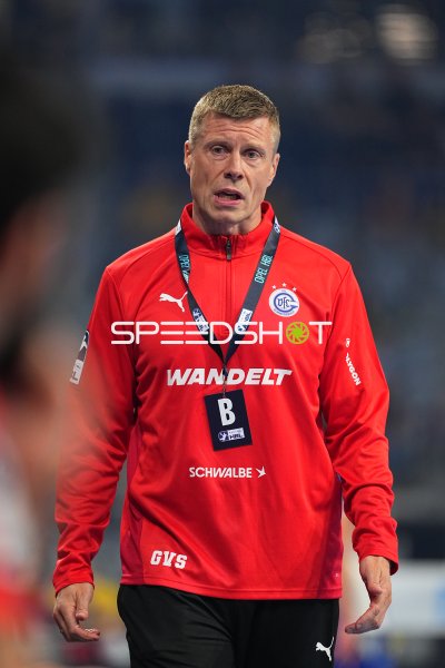 Gudjon Valur Sigurdsson (VfL Gummersbach) an der Seitenlinie in der SAP Arena