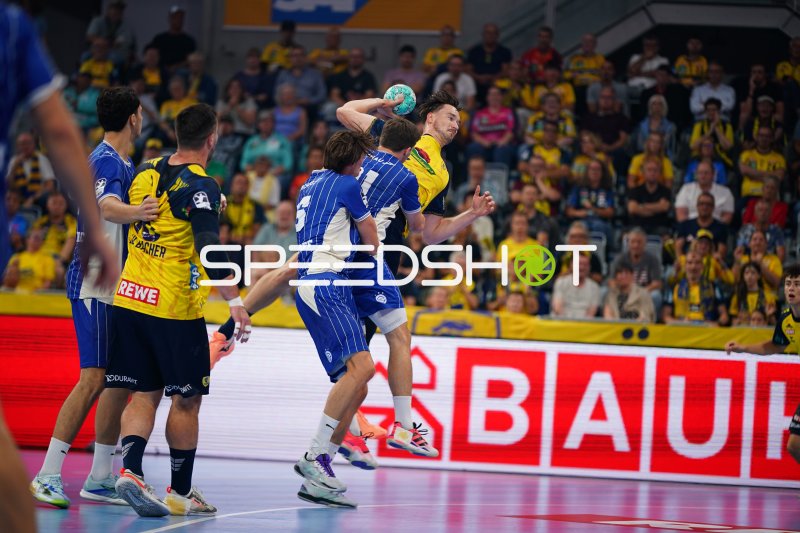 Robert Timmermeister (#7; Rhein Neckar Löwen) im Sprungwurf gegen VfL Gummersbach