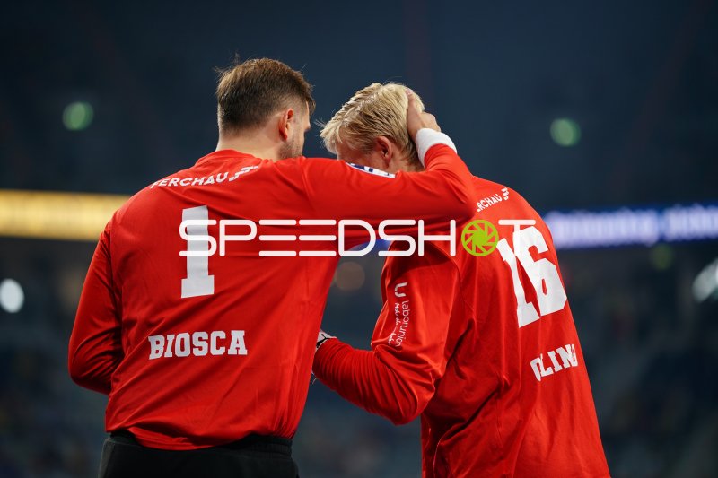 Ignacio Biosca (#1; VfL Gummersbach) und Bertram Obling (#16; VfL Gummersbach) im Gespräch
