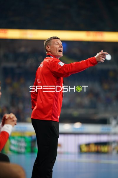 Trainer Gudjon Valur Sigurdsson gibt Anweisungen von der Seitenlinie