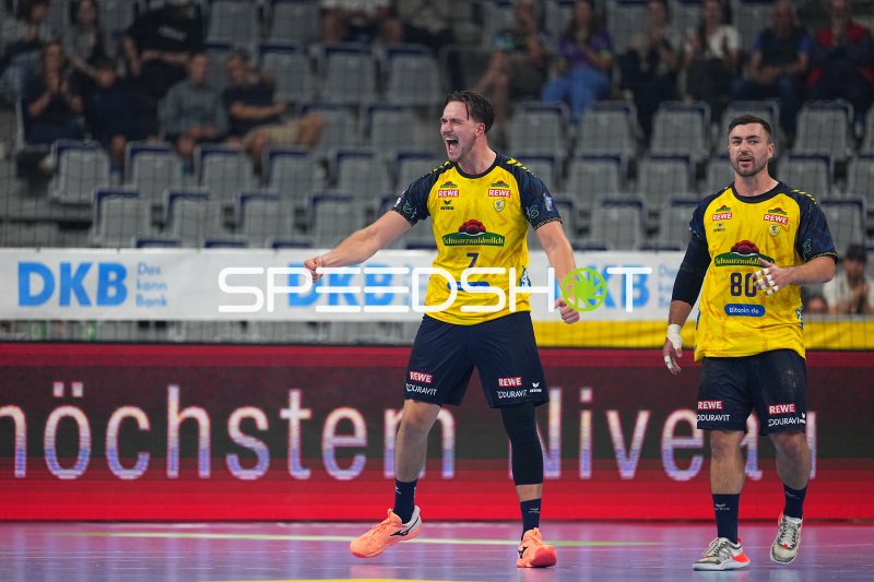 Robert Timmermeister (#7; Rhein Neckar Löwen) jubelt mit Jannik Kohlbacher (#80)