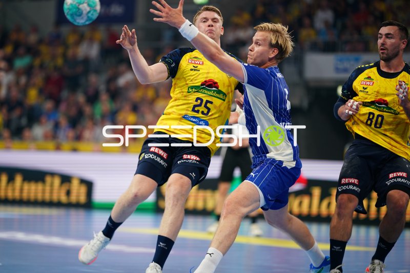 Haukur Thrastarson (#25; Rhein Neckar Löwen) im Zweikampf gegen VfL Gummersbach