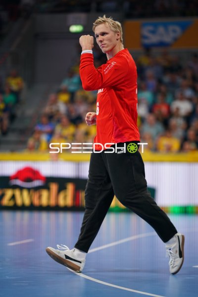 Bertram Obling (#16; VfL Gummersbach) bejubelt Torerfolg in der SAP Arena