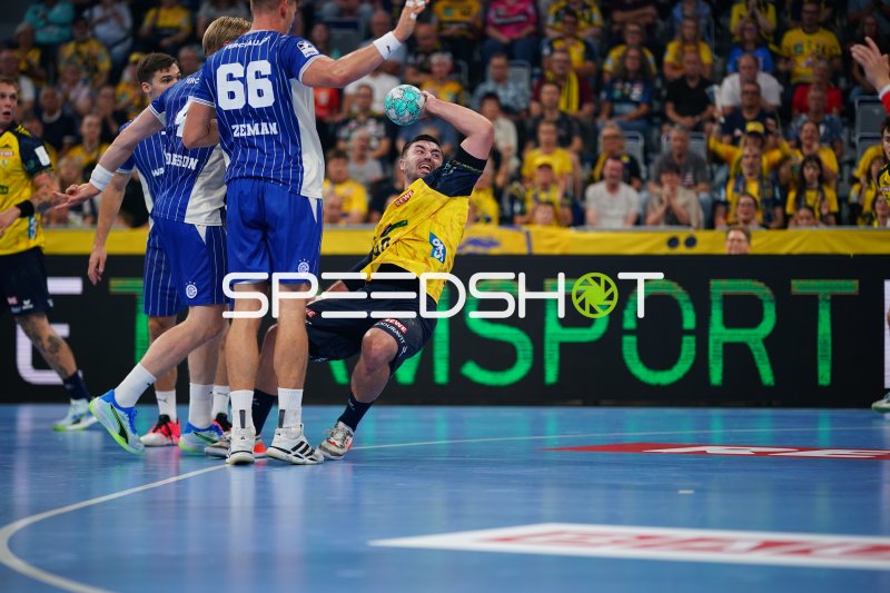 Štěpán Zeman (#66; VfL Gummersbach) blockt Wurf eines Rhein Neckar Löwen Spielers