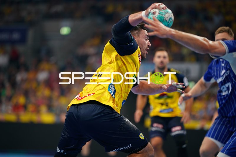 Jannik Kohlbacher (#80; Rhein Neckar Löwen) im Zweikampf gegen VfL Gummersbach