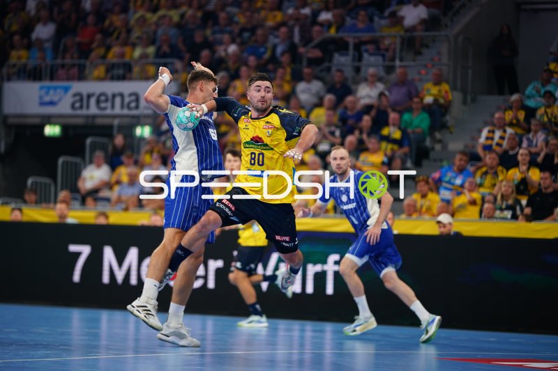 Jannik Kohlbacher (#80; Rhein Neckar Löwen) im Zweikampf gegen VfL Gummersbach