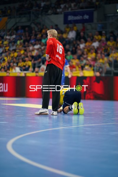 Bertram Obling (#16; VfL Gummersbach) steht neben gefallenem Löwen-Spieler