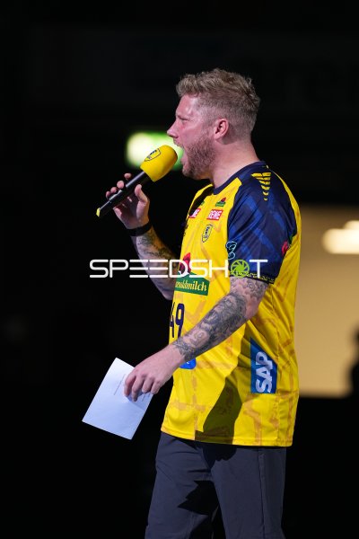 Kevin Gerwin (#49; Rhein Neckar Löwen) moderiert in der SAP Arena