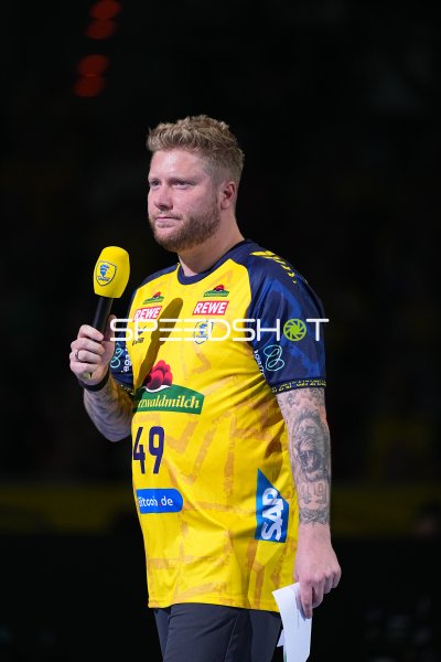 Kevin Gerwin (#49; Rhein Neckar Löwen) moderiert in der SAP Arena