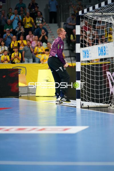 Torwart der Rhein Neckar Löwen jubelt vor dem Tor in der SAP Arena