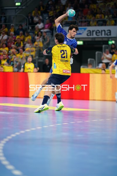Aron Seesing (#21; Rhein Neckar Löwen) im Zweikampf gegen VfL Gummersbach