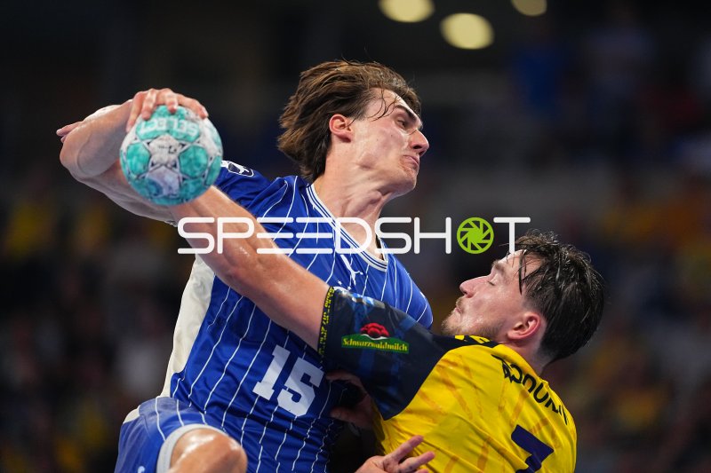 Miro Schluroff (#15; VfL Gummersbach) im Zweikampf gegen Rhein Neckar Löwen
