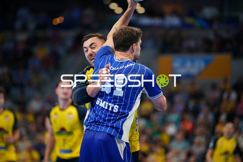 Jannik Kohlbacher (#80; Rhein Neckar Löwen) im Zweikampf mit Kay Smits (#31; VfL Gummersbach)