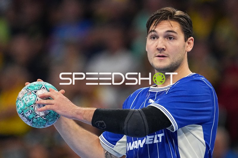Ludvig Hallbäck (#20; VfL Gummersbach) mit Ball in Wurfvorbereitung