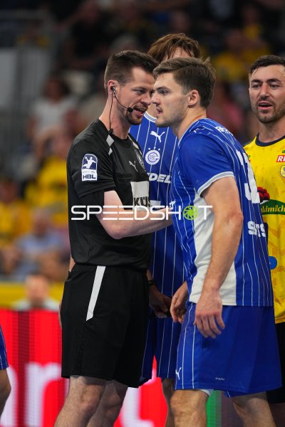 Kay Smits (#31; VfL Gummersbach) im Gespräch mit dem Schiedsrichter